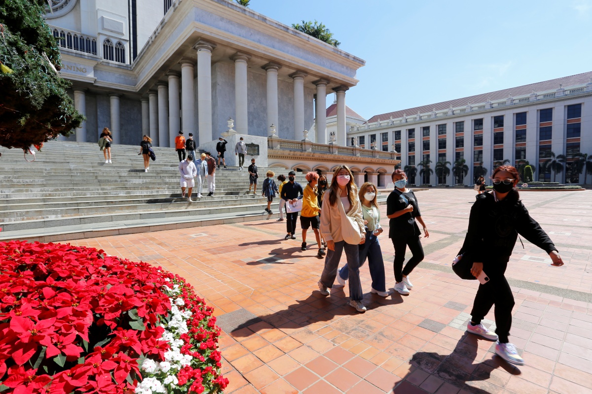 Group of Students Visits AU