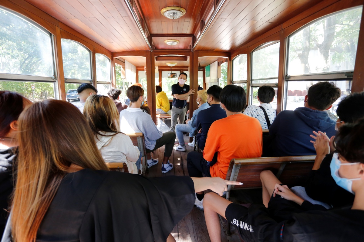Group of Students Visits AU