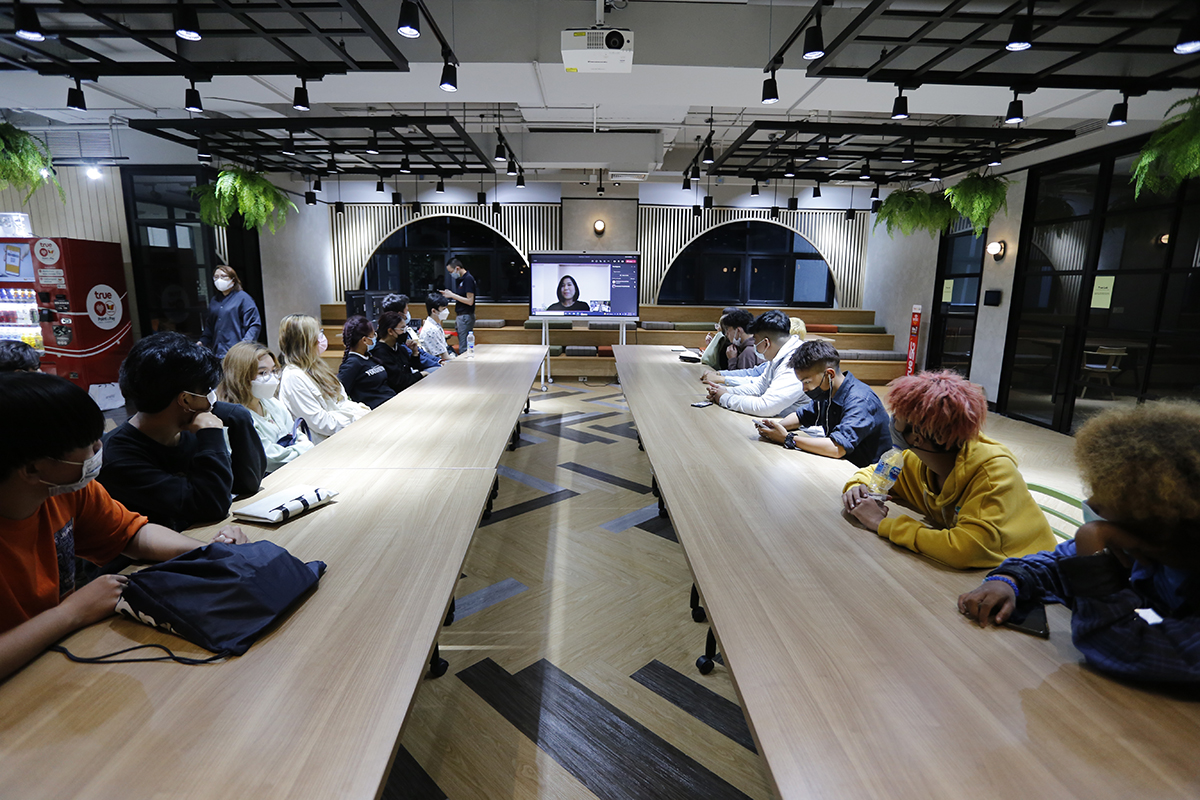 Group of Students Visits AU