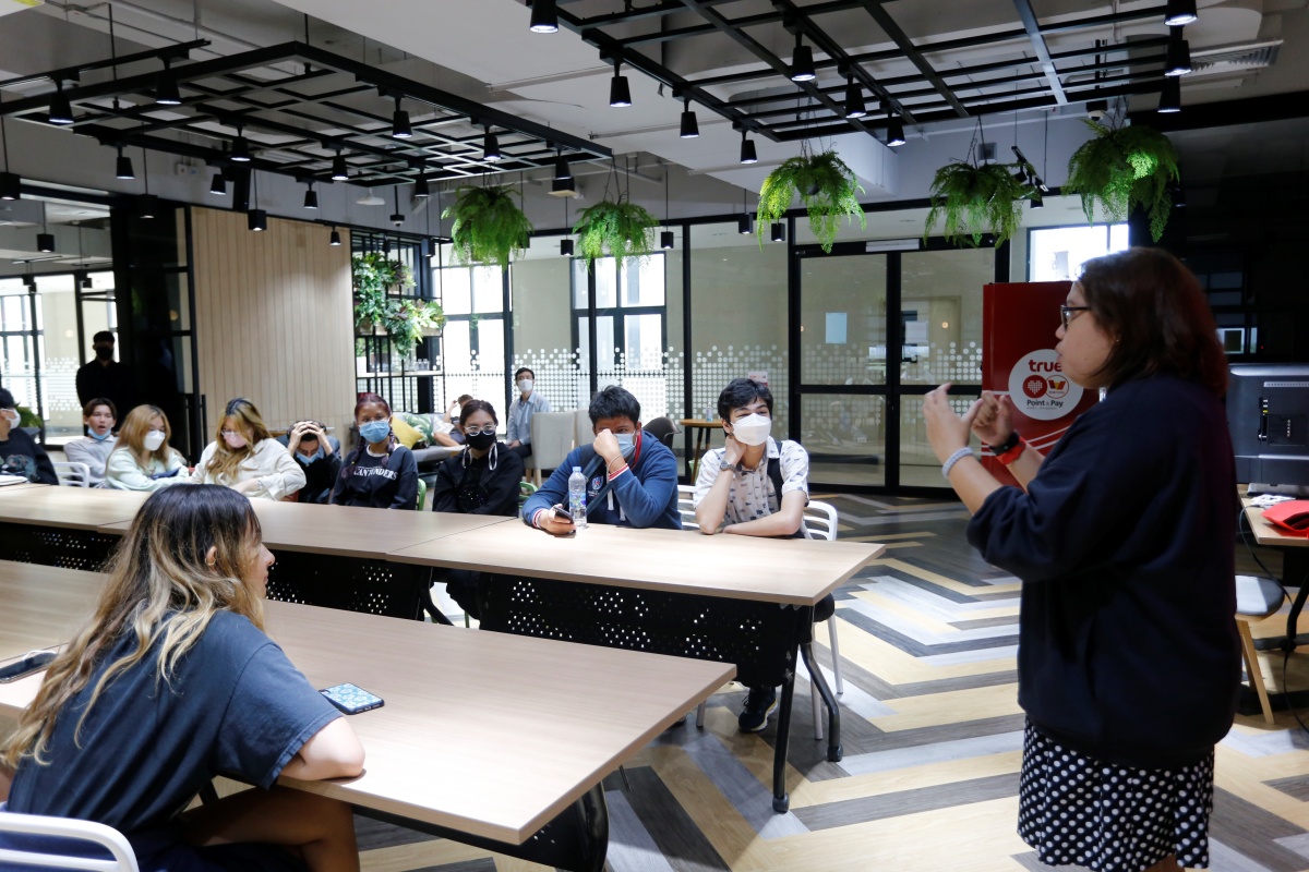 Group of Students Visits AU