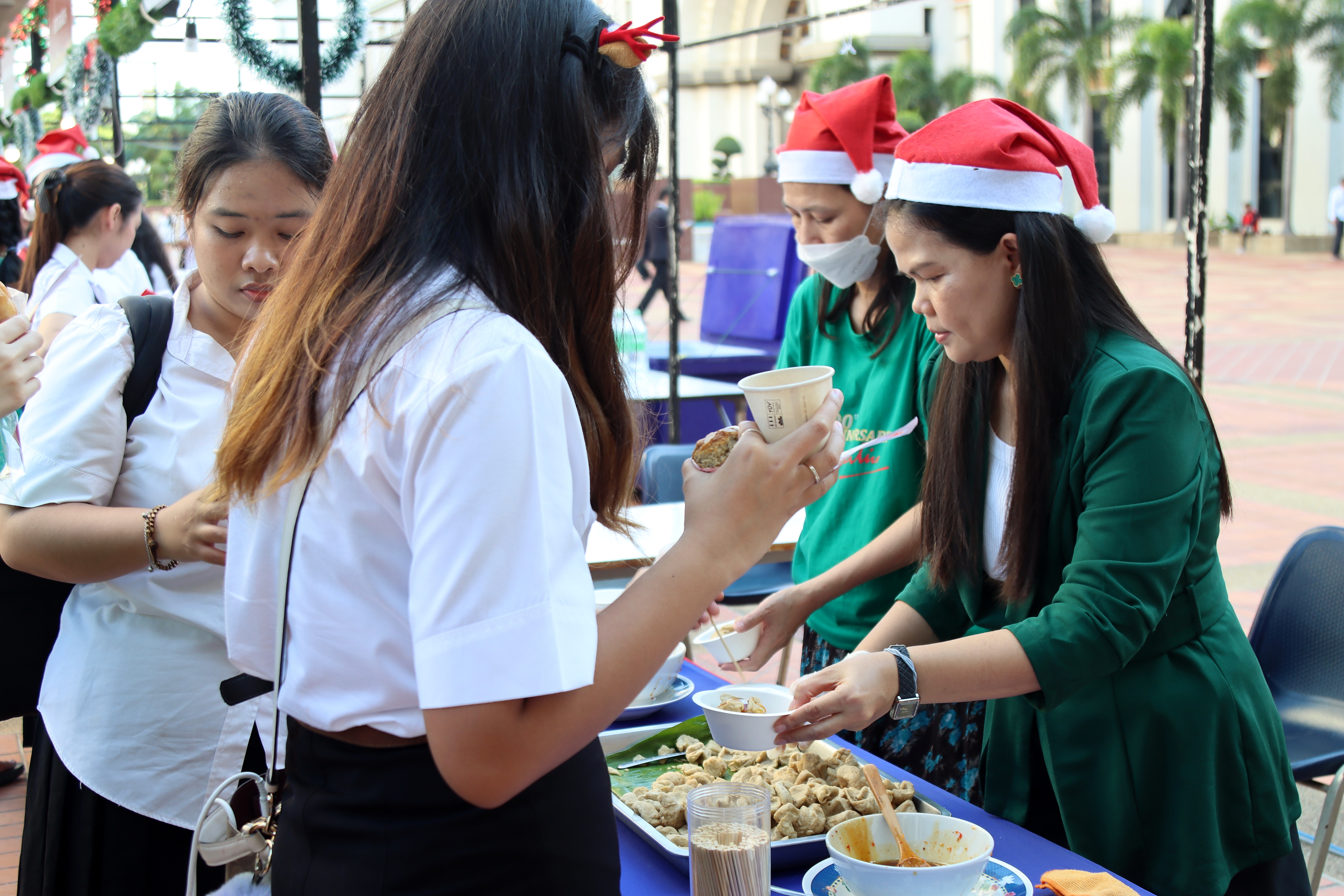 AU-Lights-Christmas-2023-booths