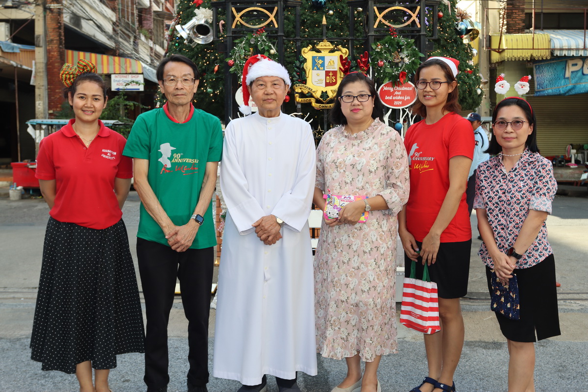 AU-Lights-Christmas-2023-booths