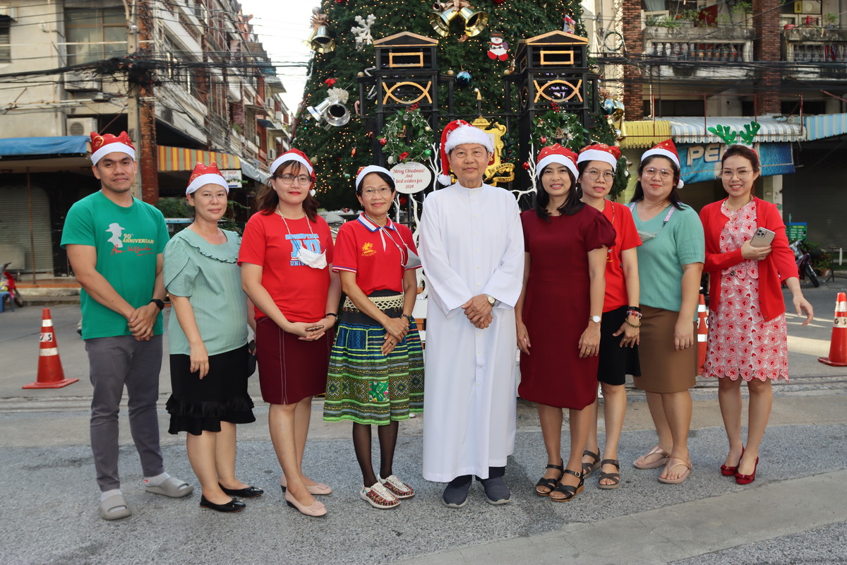 AU-Lights-Christmas-2023-booths