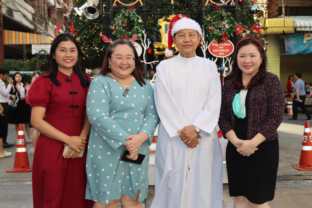 AU-Lights-Christmas-2023-booths