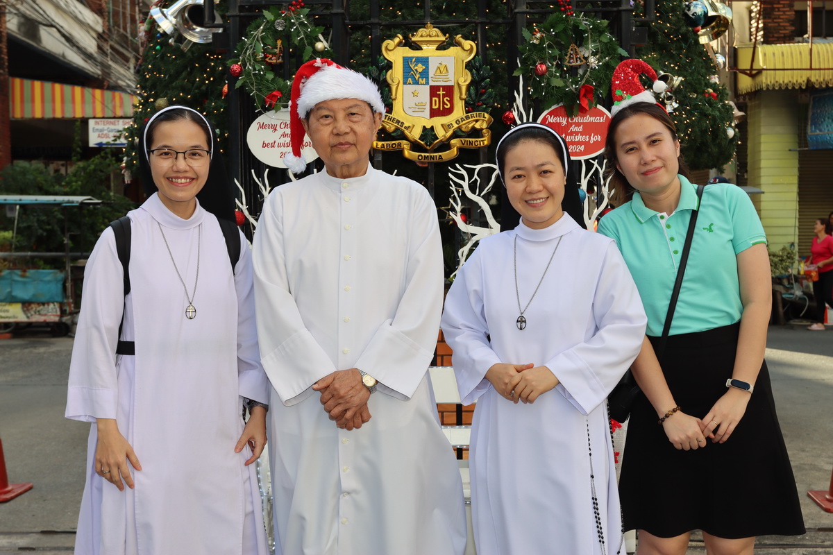 AU-Lights-Christmas-2023-booths