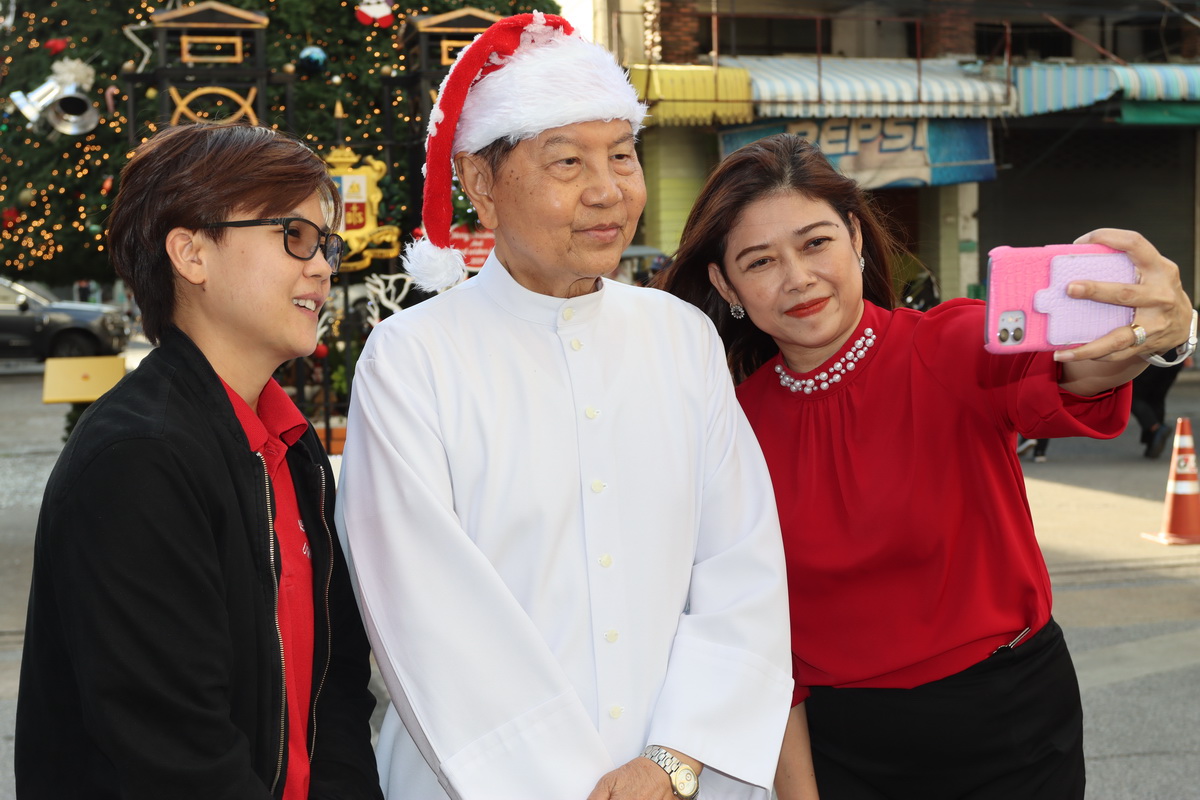 AU-Lights-Christmas-2023-booths