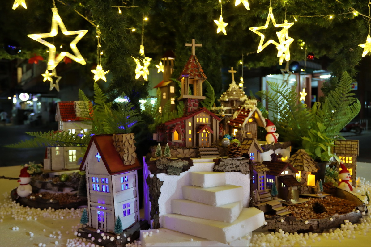 AU-Lights-Christmas-2023-booths